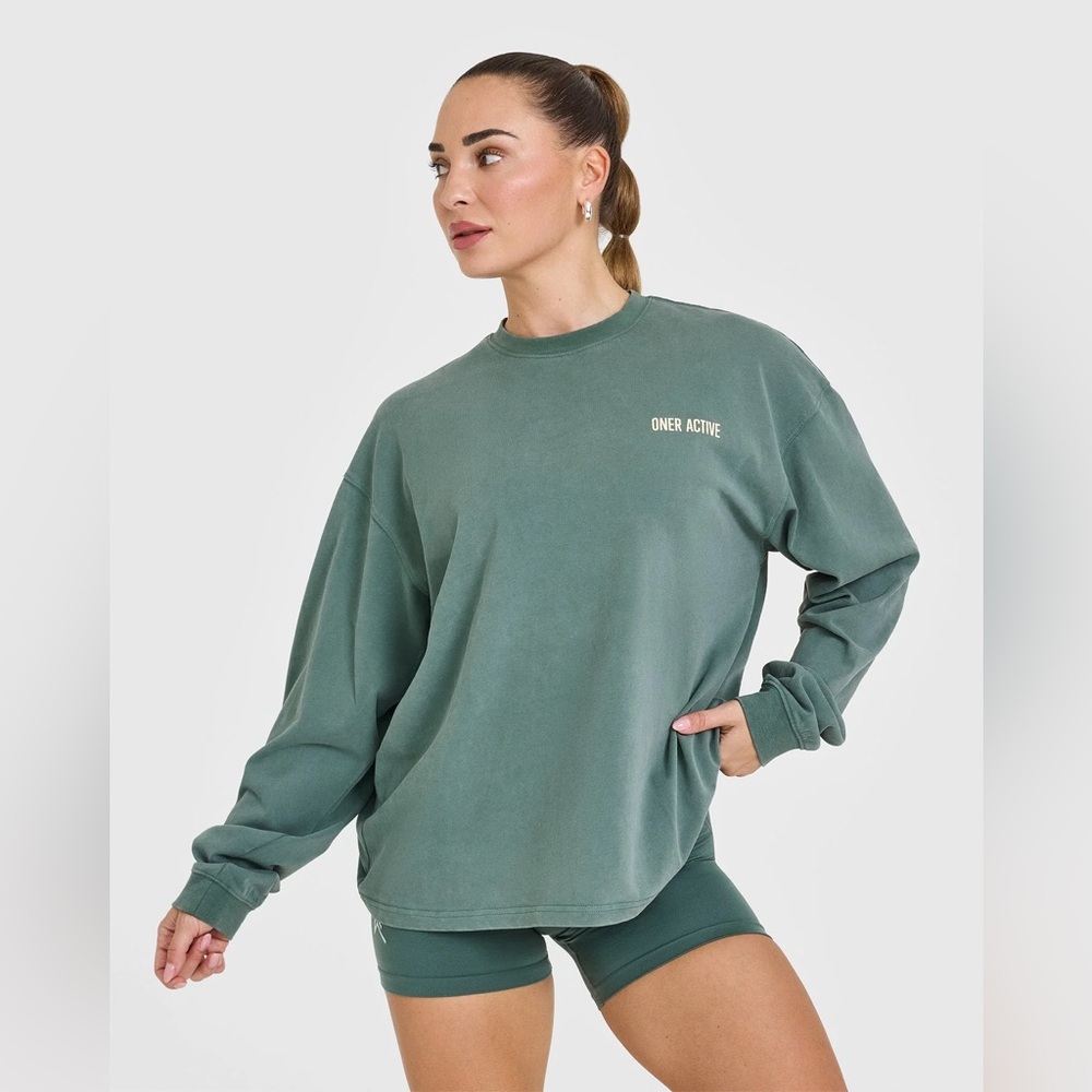 ONER ACTIVE OVERSIZED GRAPHIC WASHED LONG SLEEVE TOP. Size Small Ice Green